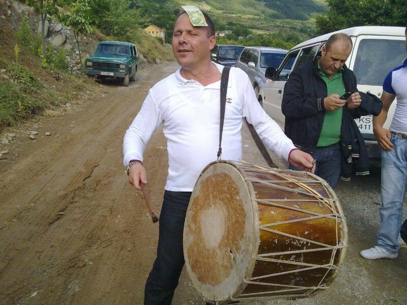 Ky është Xhelal Mziu dhe mbrapa i vjen... makina e ziftit! -