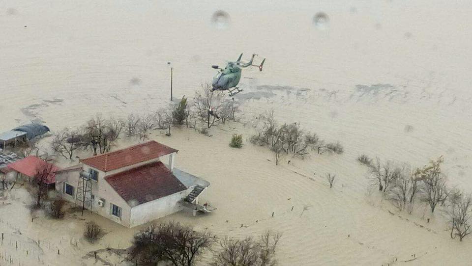 Përmbytjet në Shkodër, banorët lëvizin me varka