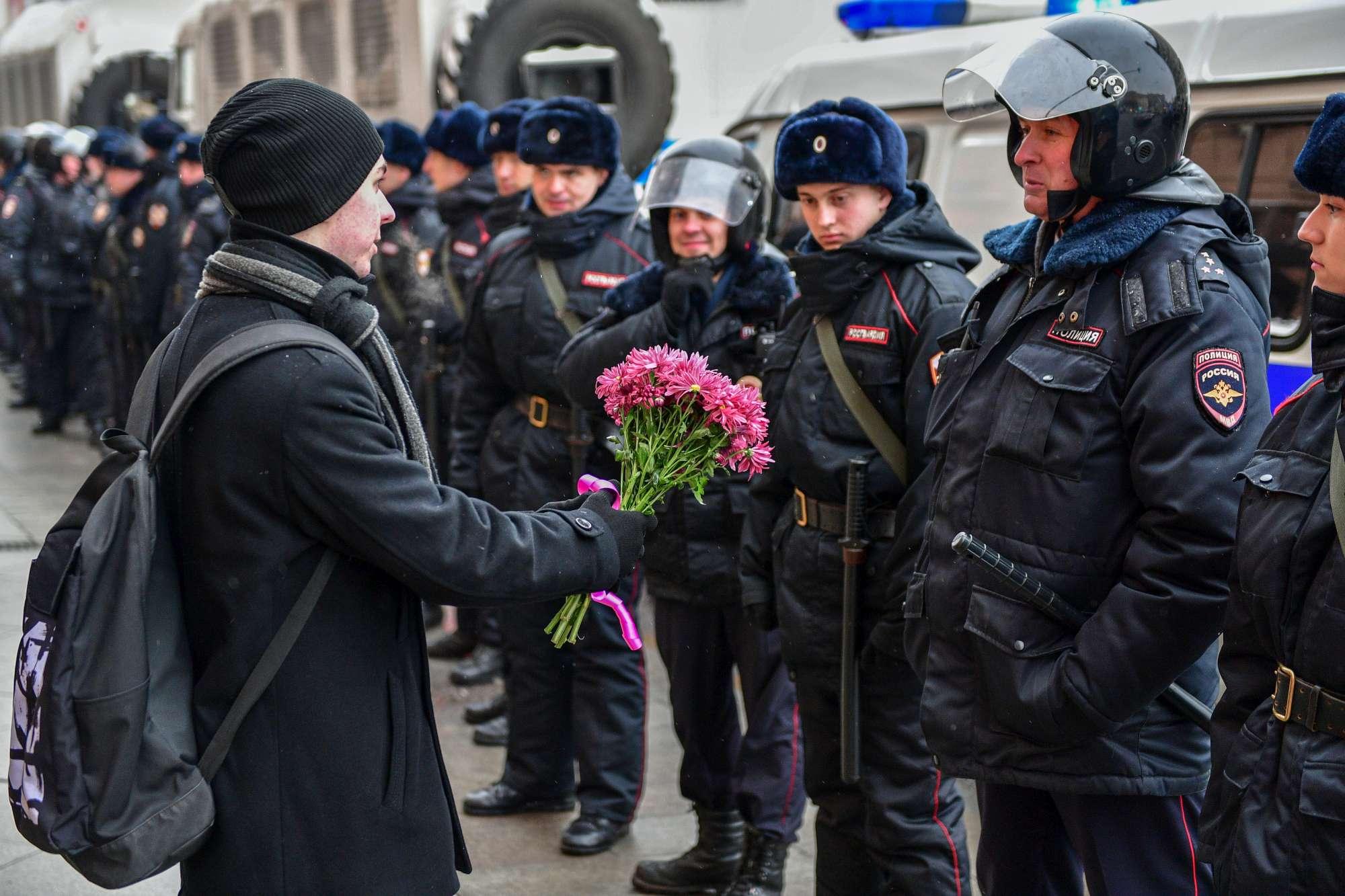 Митинг синоним. ОМОНОВЕЦ С цветами. ОМОНОВЕЦ С цветочком. ОМОН И цветы. Полиция цветы.