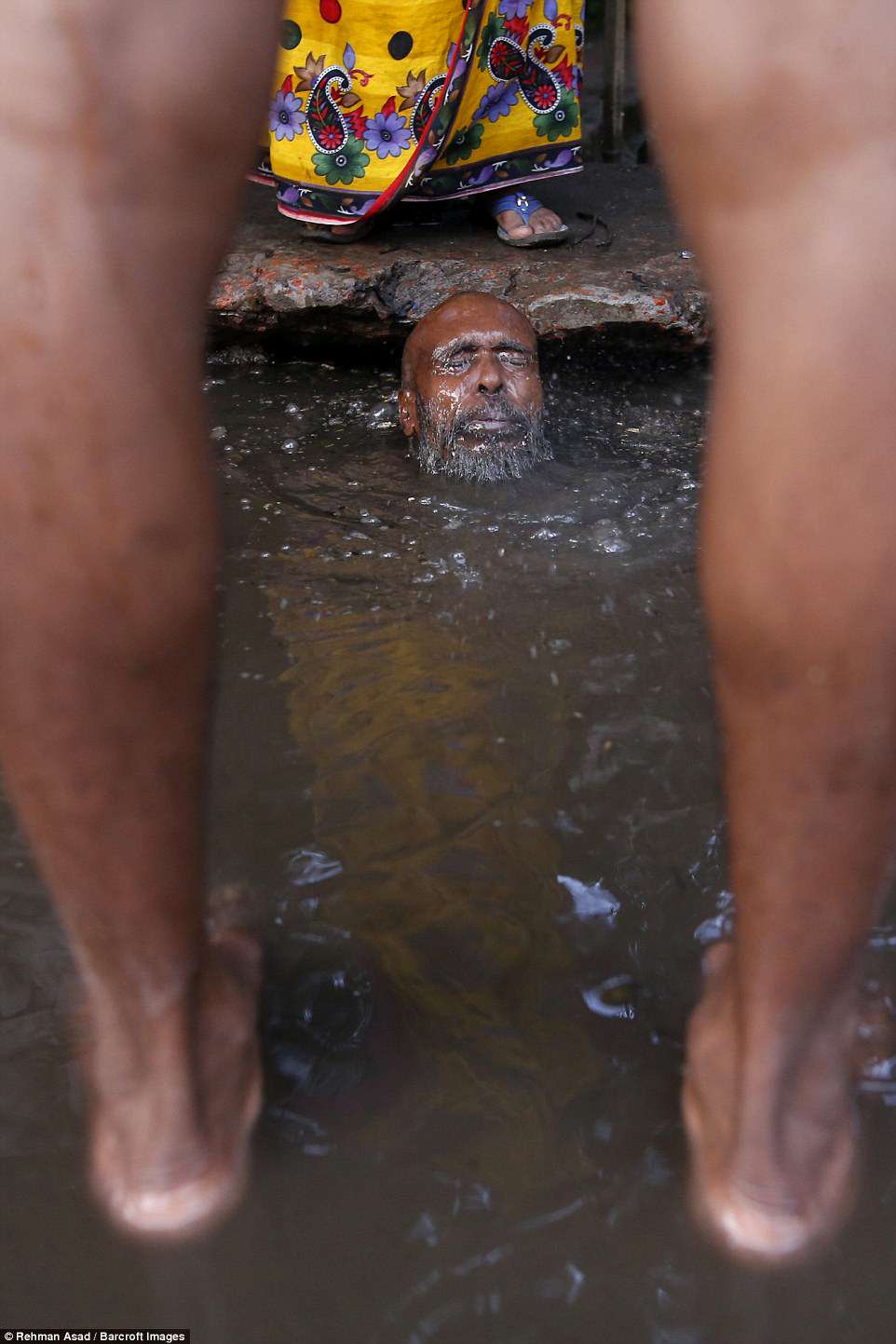 Чистильщик это. Чистильщик канализации в Бангладеш. Чистильщик канализации в Индии.