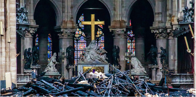 FOTO brenda âNotre Dameâ, 3 muaj pasi zjarri dogji katedralen e famshme