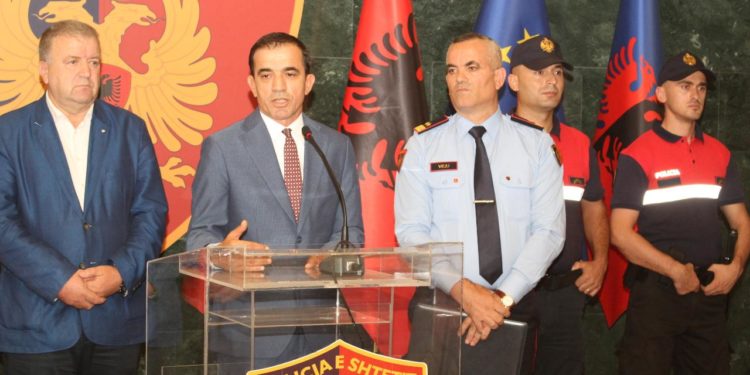 ShkatÃ«rrohet banda greko-shqiptare e trafikut tÃ« drogÃ«s, 57 tÃ« arrestuar dhe 8 tÃ« shpallur nÃ« kÃ«rkim