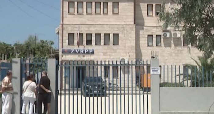 NÃ«n hetim 23 punonjÃ«s tÃ« KadastrÃ«s, tjetÃ«rsuan pronÃ«n  nÃ« VlorÃ«