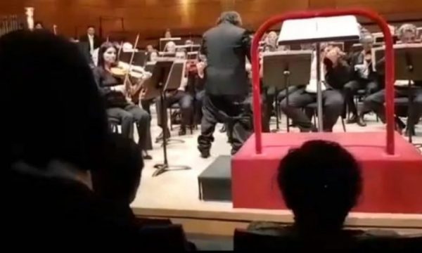 VIDEO / Gallatë në koncert, dirigjentit të njohur i bien pantallonat