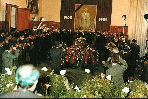 Dëshmia e grimierit të RTSH: Natën e vdekjes Enverit iu bë operacion sekret në morg