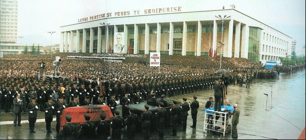 Dëshmia e grimierit të RTSH: Natën e vdekjes Enverit iu bë operacion sekret në morg